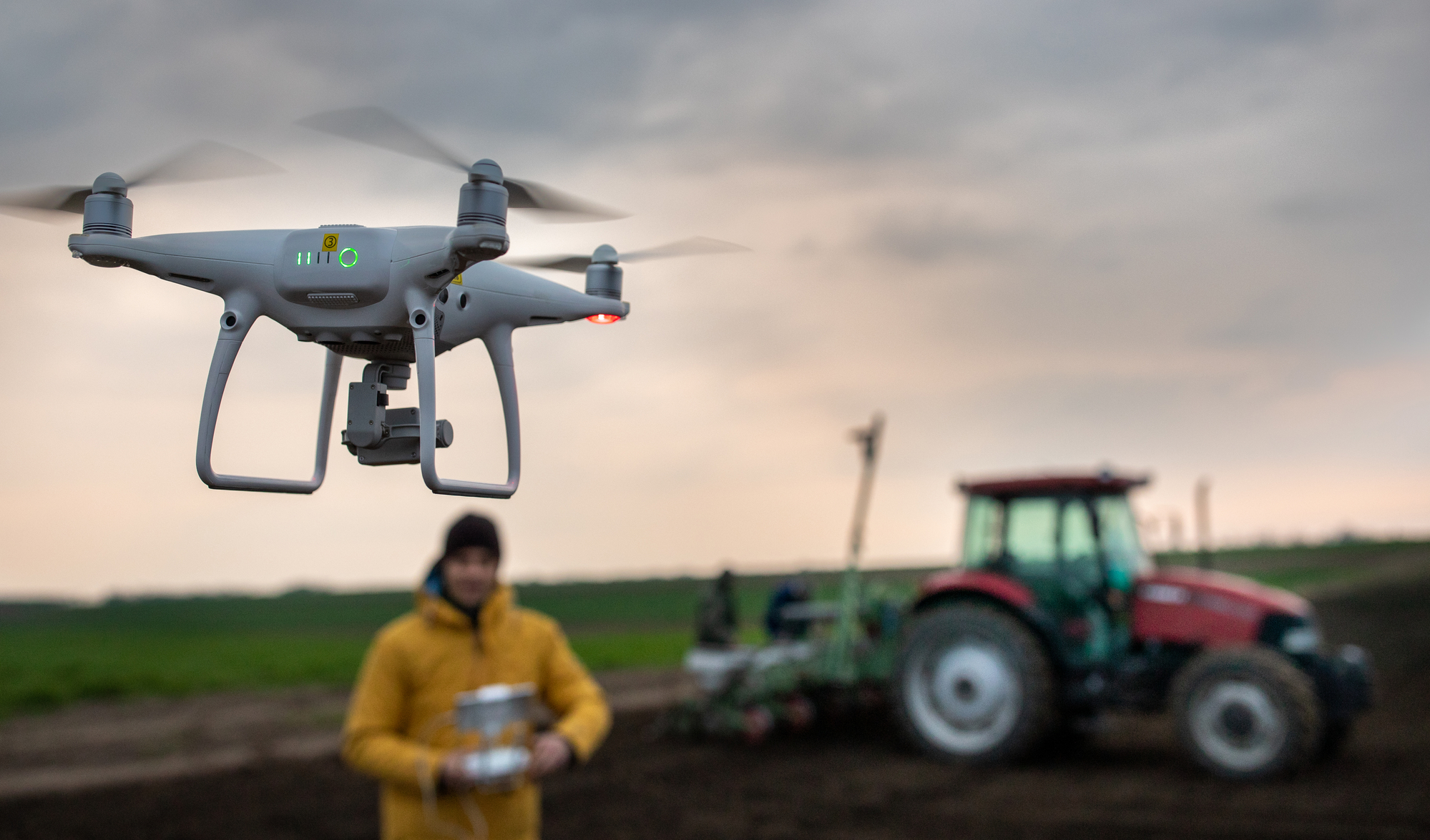 Agricultor usando dron en el campo