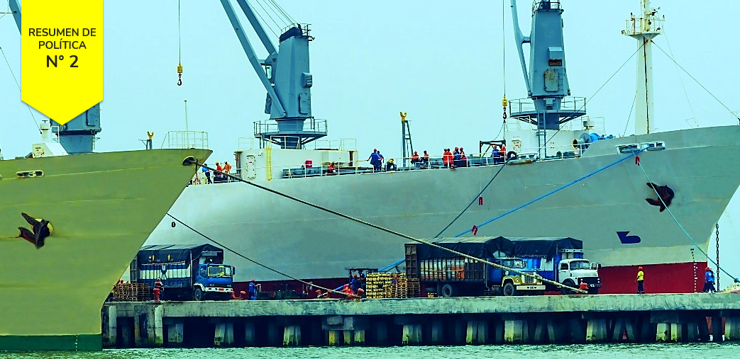 Barco cargando exportaciones en muelle