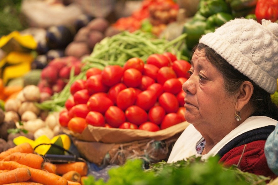 Vendedora de frutas y verdudas en mercado